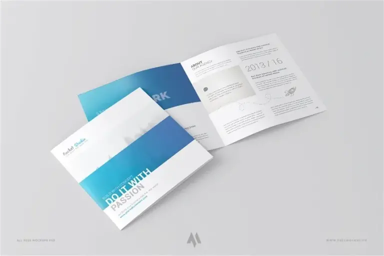 Mockup brochure vuông gập đôi