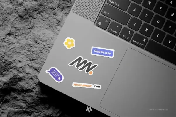 Mockup Sticker dán trên laptop