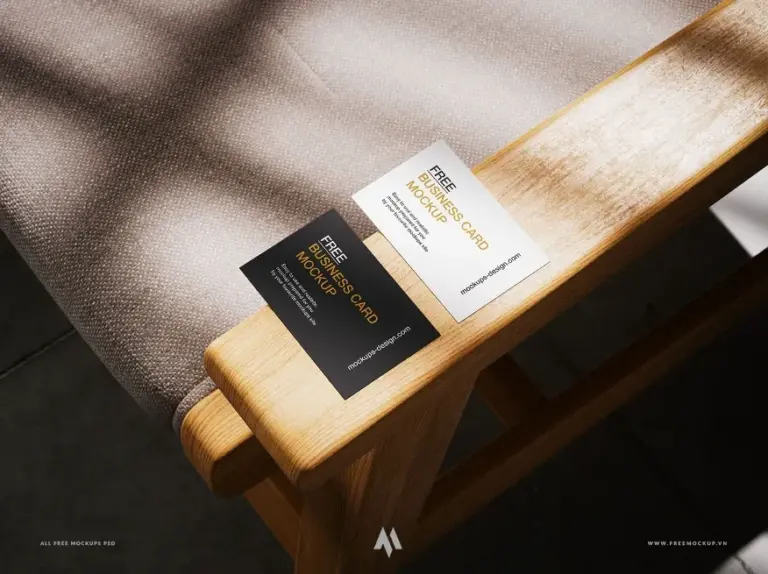 Mockup danh thiếp đặt trên ghế gỗ