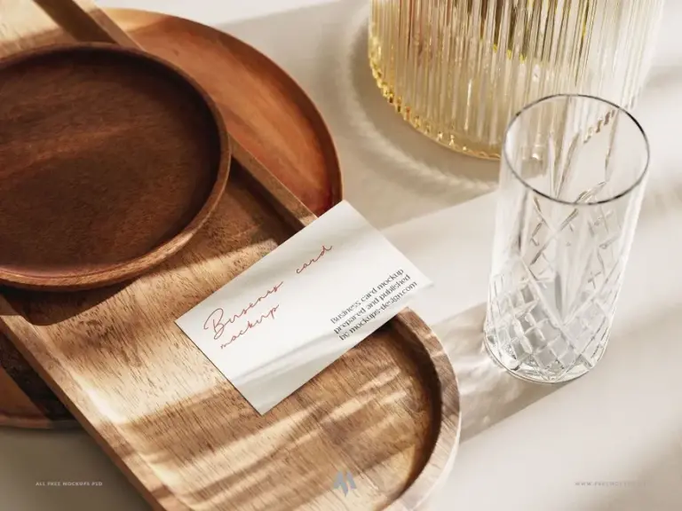 Mockup danh thiếp đặt trên khay gỗ