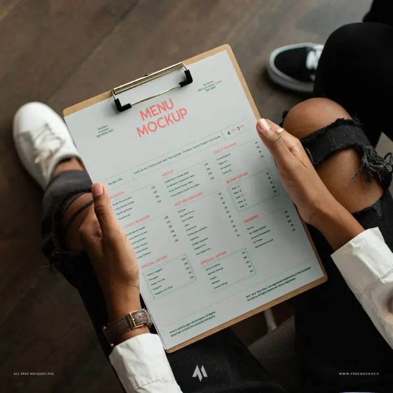 Mockup menu trên tay khách hàng