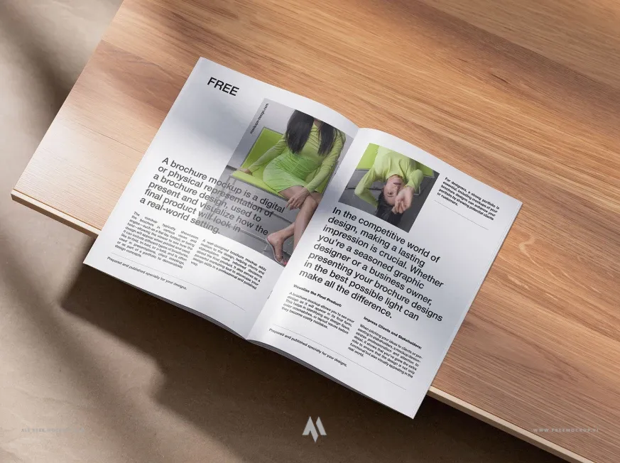 Mockup quyển brochure trên bàn gỗ