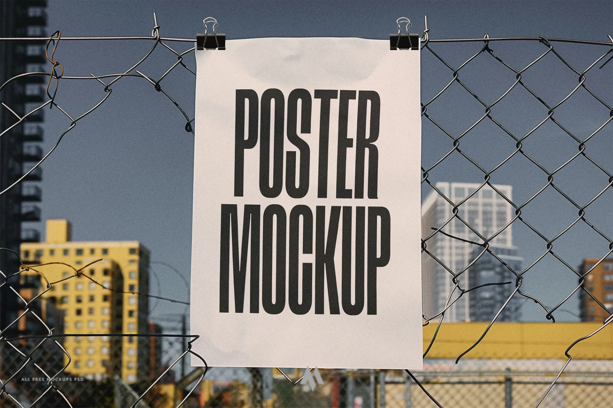 Mockup poster treo trên hàng rào lưới sắt