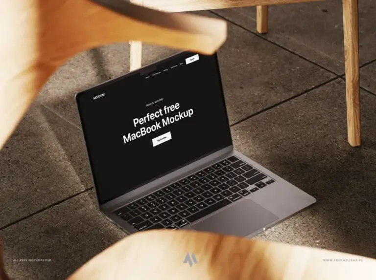 Mockup MacBook ghế gỗ: Nâng tầm thiết kế chuyên nghiệp