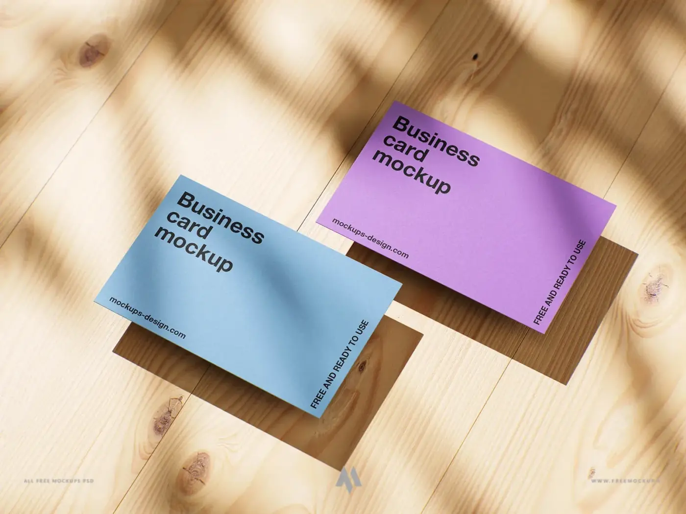 Mockup danh thiếp đặt trên gỗ