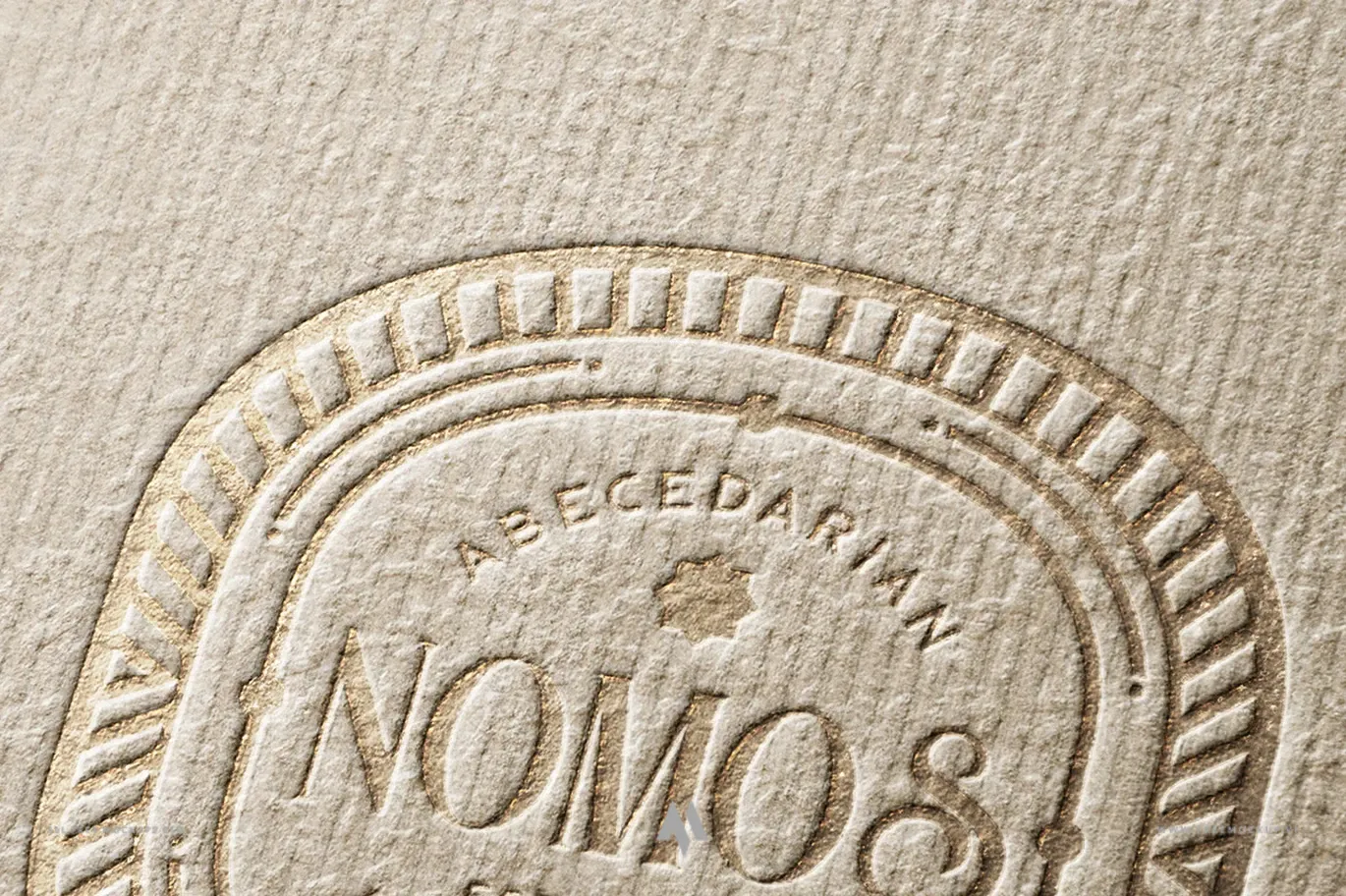 Mockup logo nhũ vàng trên giấy