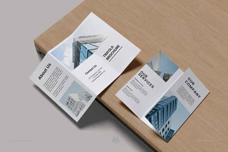 Mockup tờ rơi gập ba trên bàn gỗ