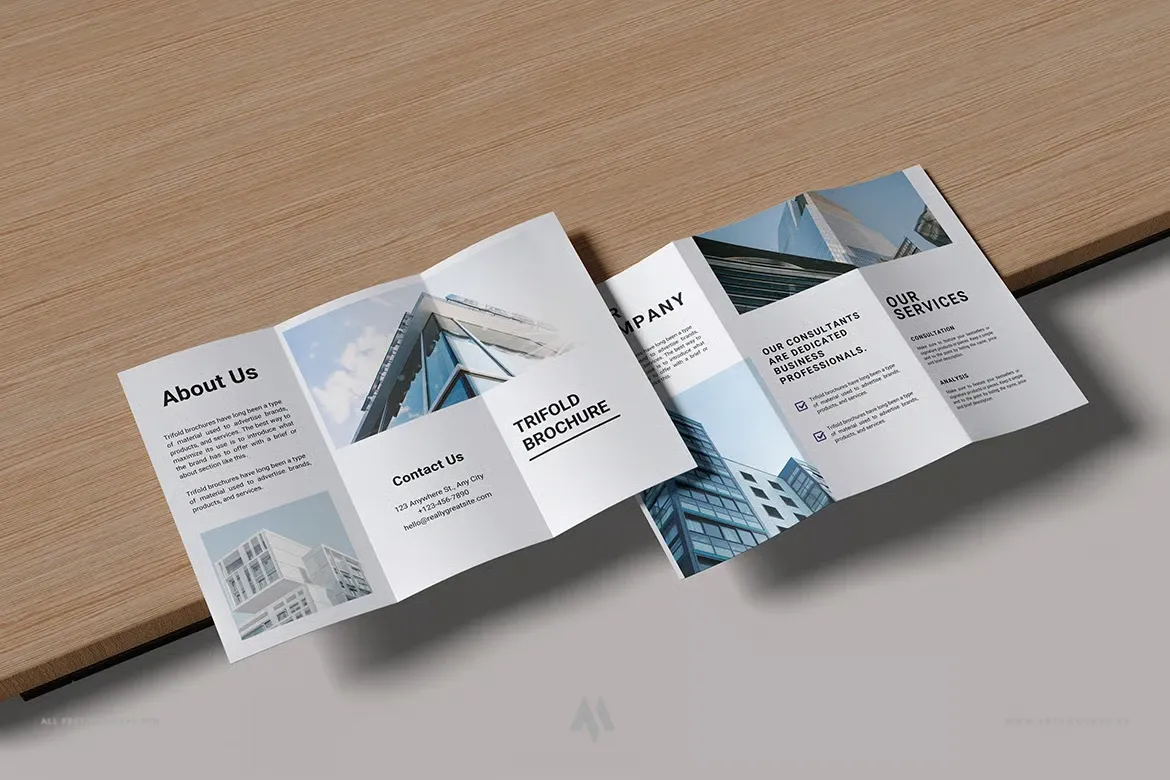 Mockup tờ rơi gập 3 trên bàn gỗ