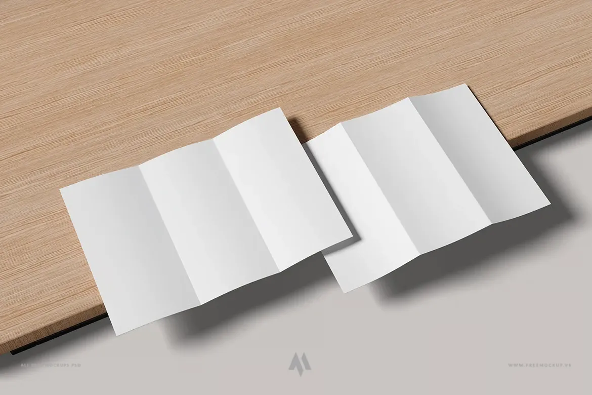 Mockup tờ rơi gập 3 trên bàn gỗ