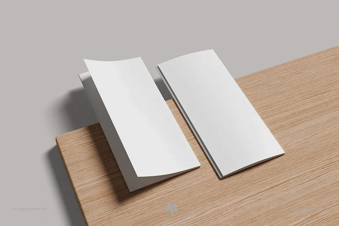 Mockup tờ rơi gập 3 trên bàn gỗ