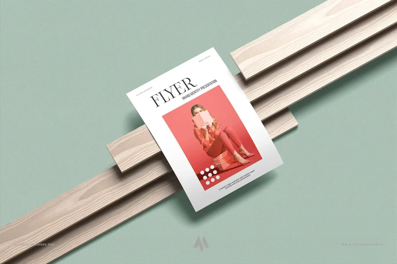 Mockup tờ rơi đặt trên thanh gỗ