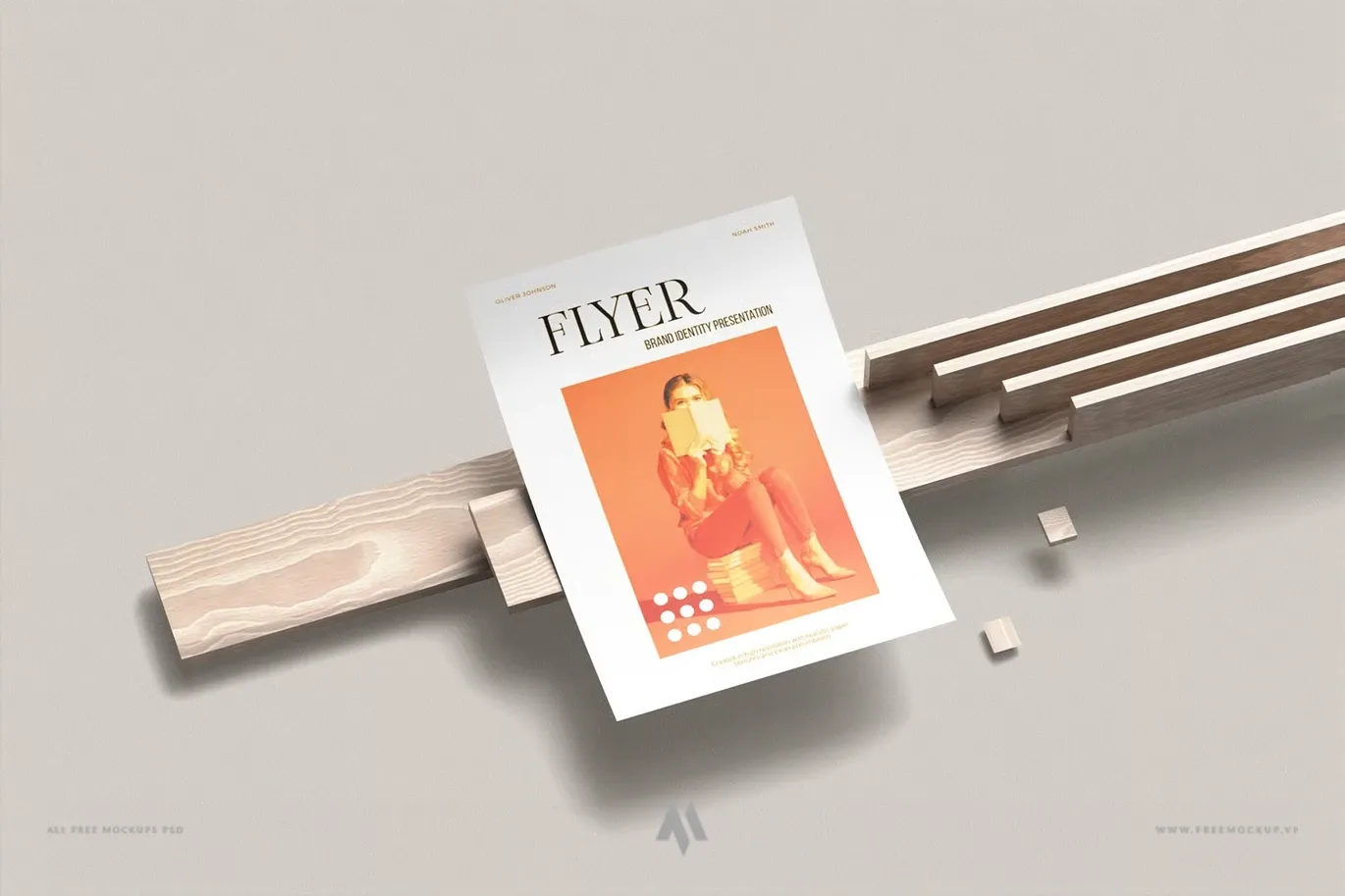Mockup tờ rơi đặt trên thanh gỗ