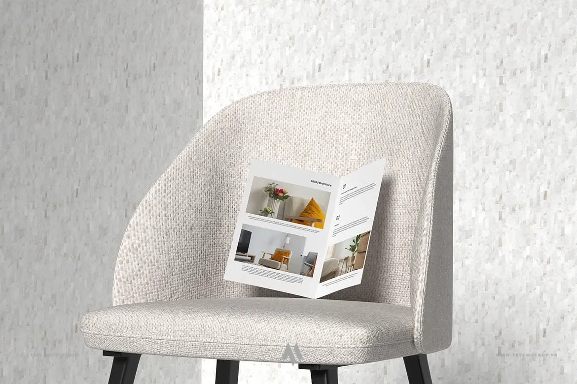 Mockup tờ rơi gập đôi A4 đặt trên ghế
