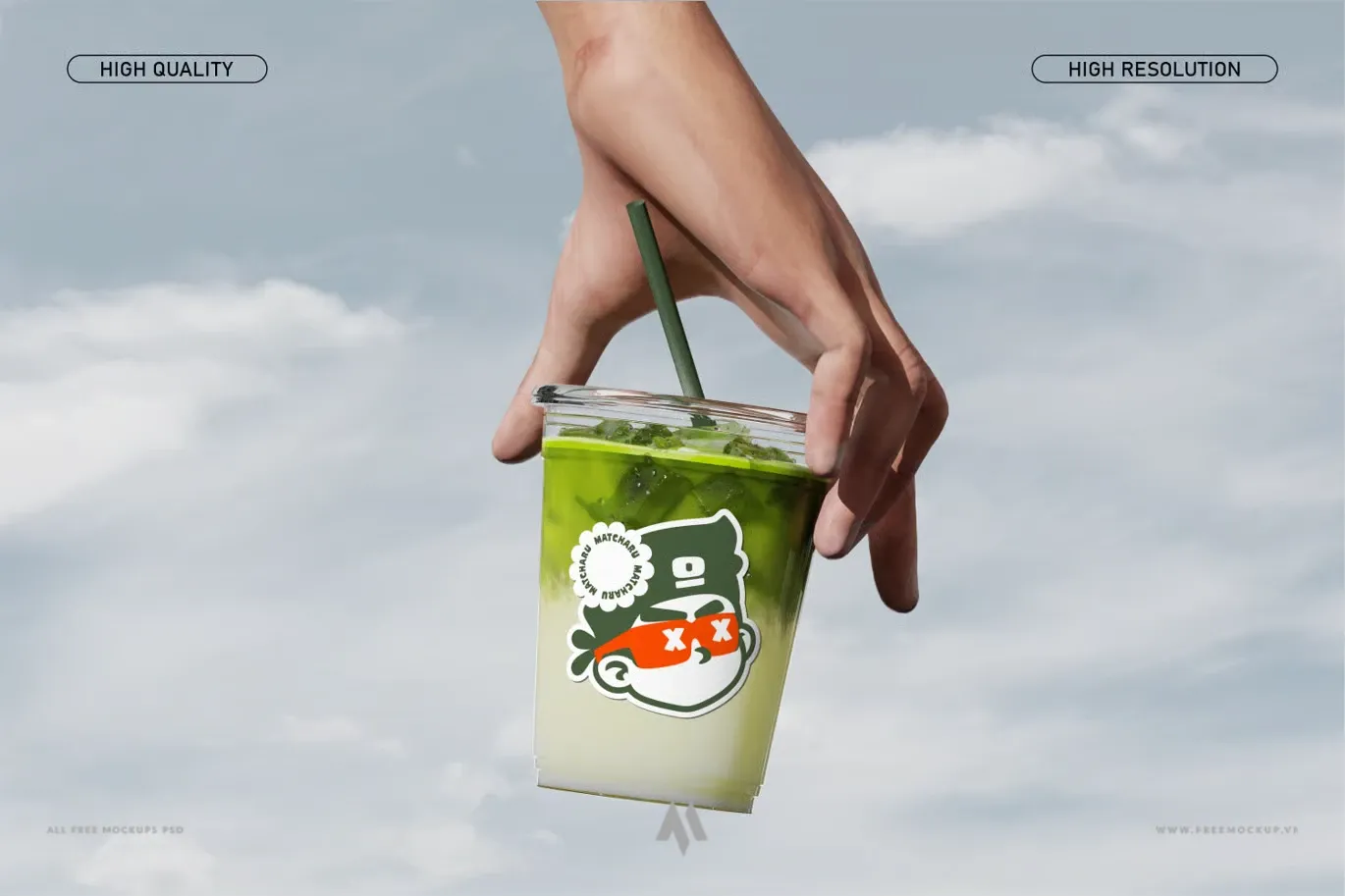 Mockup cốc matcha cầm tay PSD