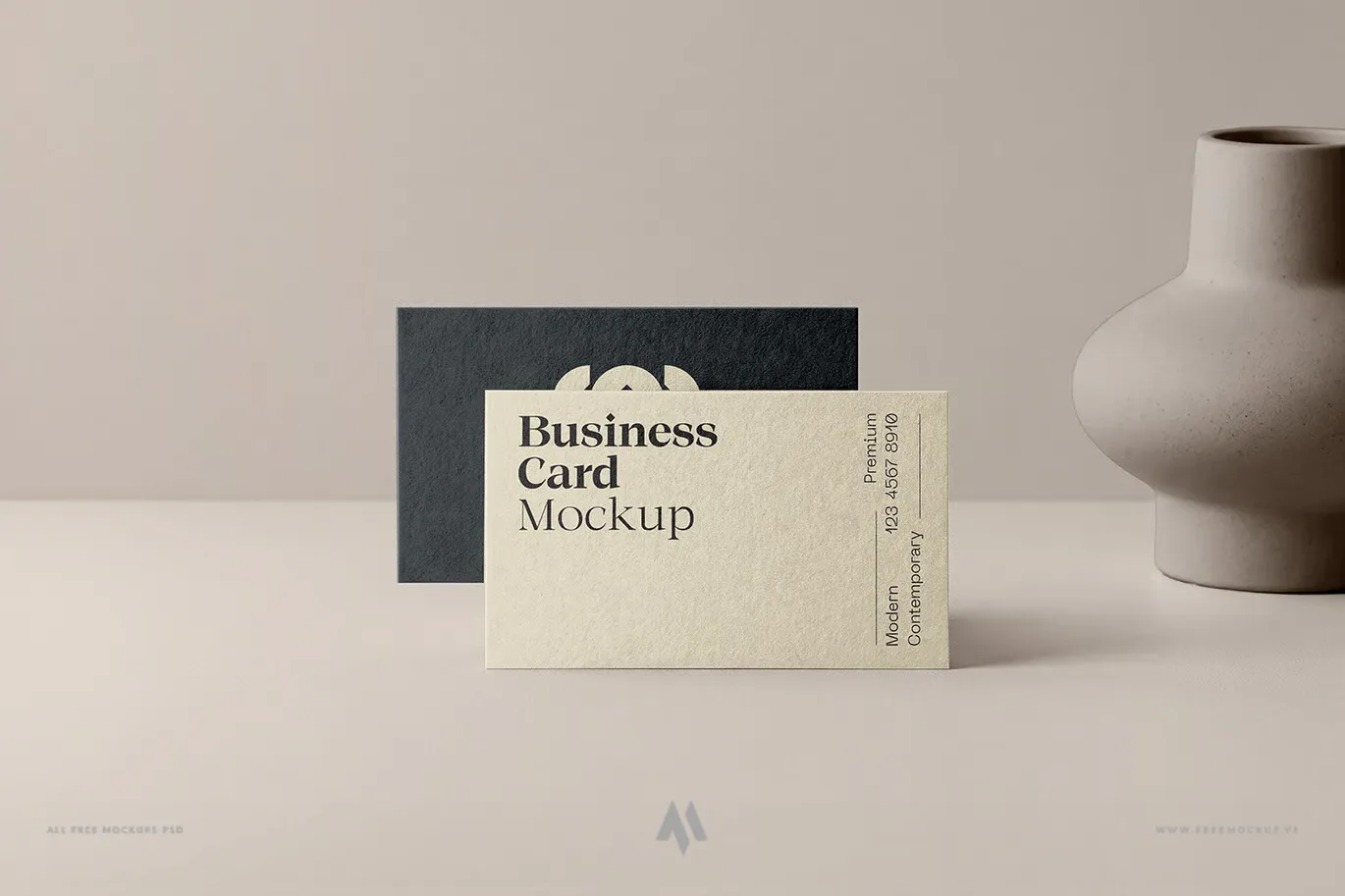 Mockup danh thiếp tối giản hiện đại cạnh bình gốm